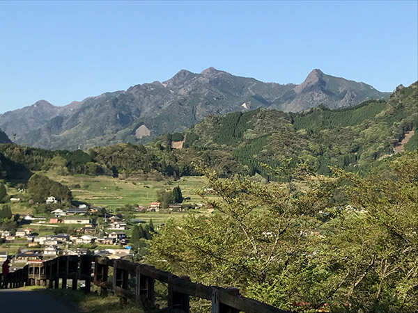 天岩戸温泉前からの二ツ岳（中央部）